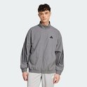 Man draagt een grijs Adidas trainingsjack met zwarte 3-strepen op de mouwen en een Adidas logo op de borst.