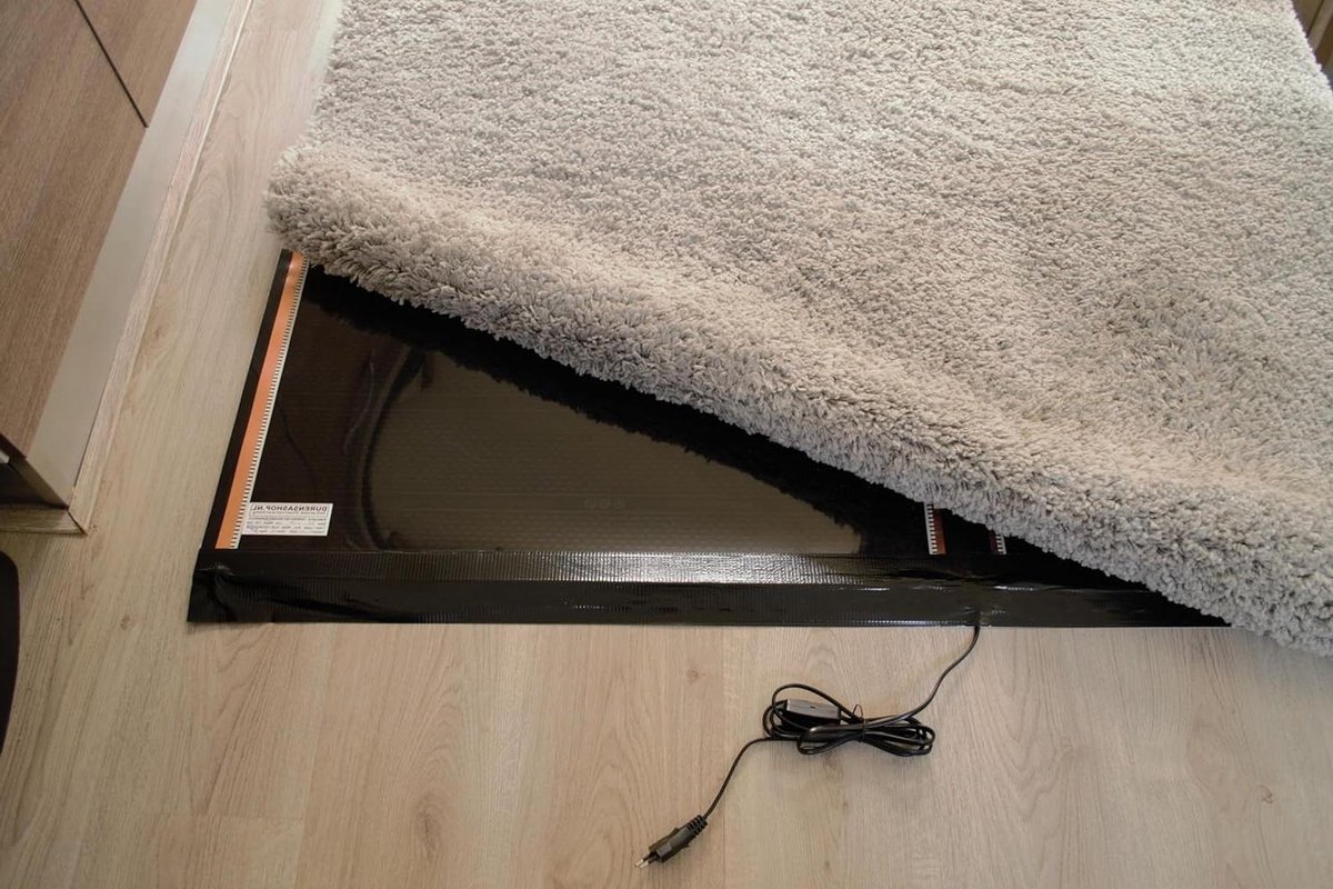 Verwarmingsfolie - Tapijtverwarming Vloerverwarming - Extra Warmte Creëren - Met Aan/Uitschakelaar - 50 x 160 cm - Zwart