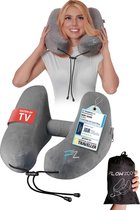 Vrouw met grijs nekkussen met capuchon; nekkussen met labels.
