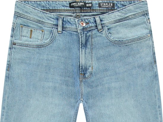 Lichtblauwe jeans met riemlusjes, ritssluiting en steekzakken. Label toont 'CARS JEANS' en 'STAPLER 32/32 STRAIGHT FIT'.