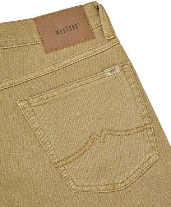 Achterkant van een beige spijkerbroek van Mustang met een bruin leren label en kenmerkende stiksels op de achterzakken.