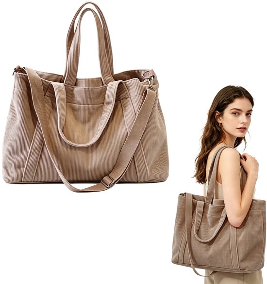 Beige corduroy shopper met dubbele handvatten en een afneembare schouderband, gedragen door een model.