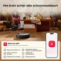 Zwarte robotstofzuiger naast een tafel met feestende mensen. Tekst "Het brein achter elke schoonmaakbeurt" en "Roborock-APP".