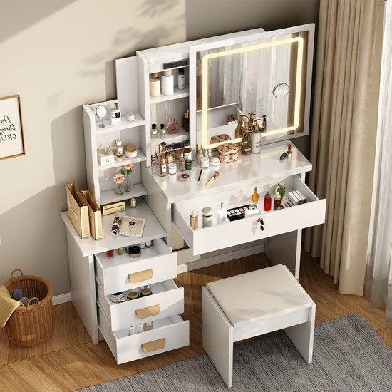 Witte kaptafel met spiegel, krukje en veel lades en planken. De spiegel is verlicht en 10x vergrotend.