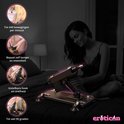 Vrouw met Eroticon machine en instelmogelijkheden