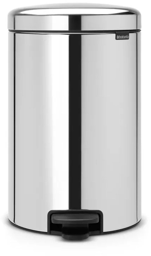 Zilverkleurige prullenbak met zwarte voetpedaal en logo 'brabantia'. Rond model met gladde afwerking.
