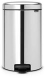 Zilverkleurige prullenbak met zwarte voetpedaal en logo 'brabantia'. Rond model met gladde afwerking.