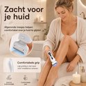 Vrouw scheert been met witte ladyshave in badkamer. Close-up van ladyshave met blauwe LED.