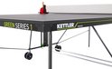 Dichtbij zicht op Kettler Green Series 1 tafeltennistafel met net en batjeshouder.