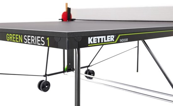 Dichtbij zicht op Kettler Green Series 1 tafeltennistafel met net en batjeshouder.