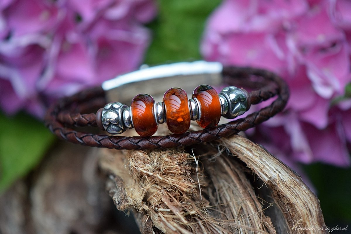 As armband heren donkerbruin leer – Handgemaakte heren armband met crematie-as in glas – Assieraad