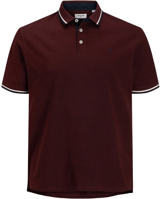 Donkerrode polo met witte en donkerblauwe strepen op de kraag en mouwboorden. Logo op borst.