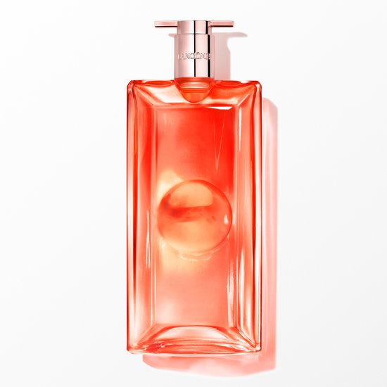 Lancôme Idôle fles met oranje vloeistof en gouden dop.