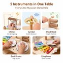 Close-up van een houten muziektribune met vijf instrumenten: chimes, cimbalen, woodblock, trommels en xylofoon.