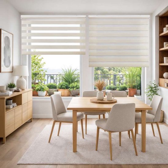 Witte duo rolgordijnen in een eetkamer, met horizontale banen van transparant en verduisterend textiel.