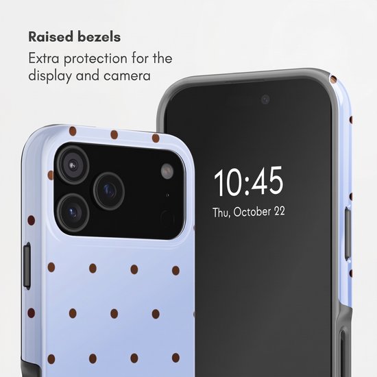 Detail van een lichtblauwe telefoonhoes met bruine stippen, met verhoogde randen ter bescherming van het scherm en de camera.