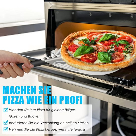 Een geperforeerde pizzaschep met een lange handgreep die een verse pizza uit een oven haalt. Tekst: MAAK PIZZA ALS EEN PRO.