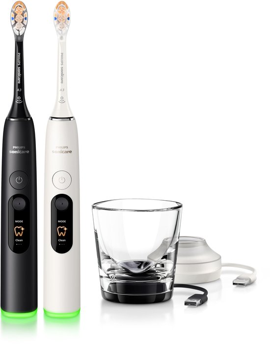 Zwarte en witte Philips Sonicare elektrische tandenborstels met oplaadglas.