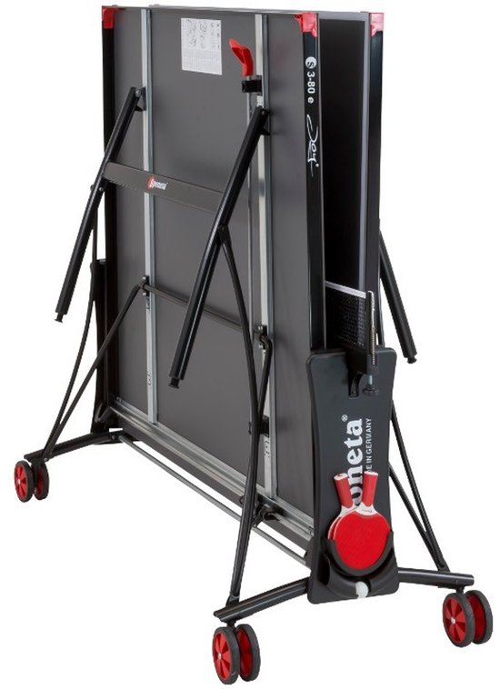 Ingeklapte zwarte Sponeta tafeltennistafel, model S3-80e, met rode details op wielen.