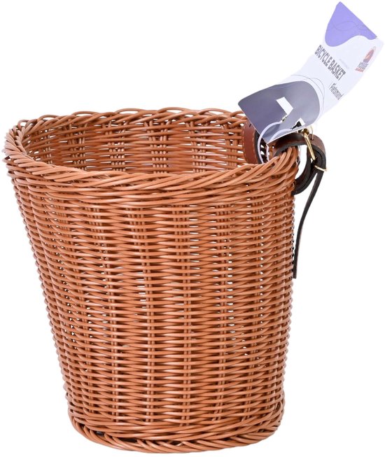 Bruine rotan fietsmand met bruine leren bandjes en gespen.