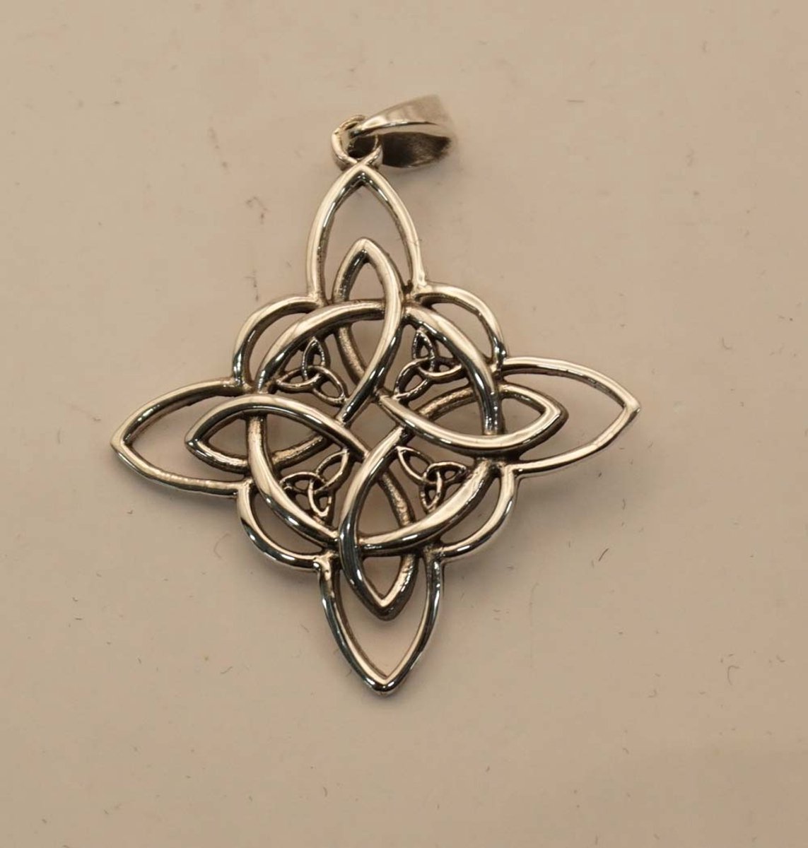 Sterling zilveren hanger van keltische knoop - hanger celtic knot - hangertje oneindige knoop - zilveren hanger eeuwige knoop - hanger van 925 geknoopt - pendant celti knot silver