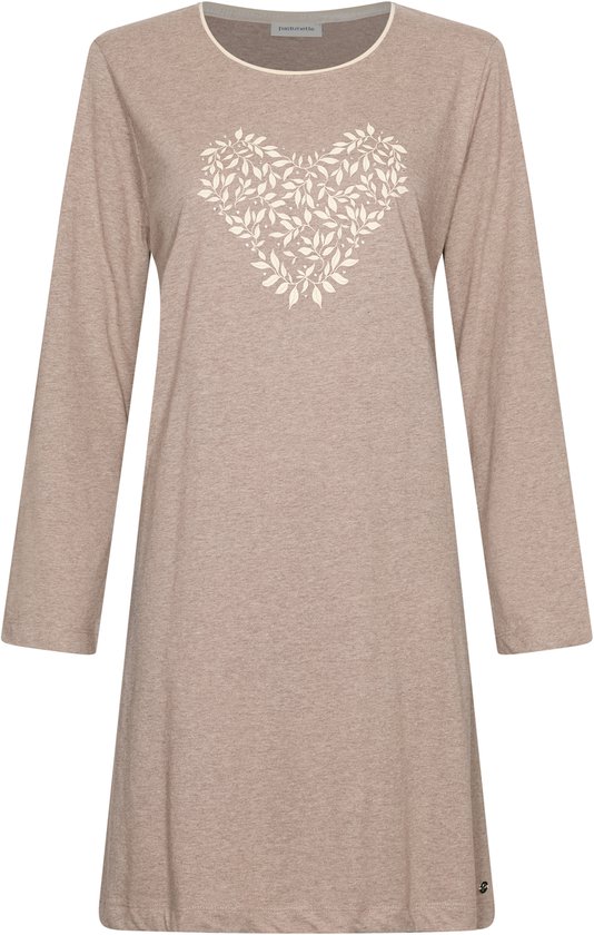 Beige nachthemd met lange mouwen van het merk Pastunette, voorzien van een hartvormige bladerenprint.