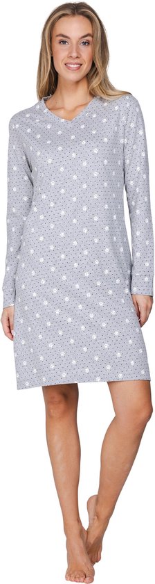 Lachend model draagt een grijs nachthemd met lange mouwen, versierd met zwarte stippen en witte pootafdrukken.