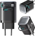 Zwarte Joyroom GaN-oplader met zilverkleurig topdetail, twee USB-A-poorten en één USB-C-poort.