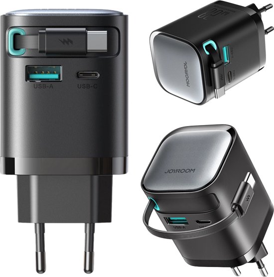 Zwarte Joyroom GaN-oplader met zilverkleurig topdetail, twee USB-A-poorten en één USB-C-poort.
