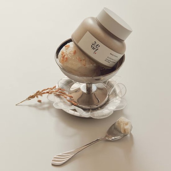 Beauty of Joseon Ground Rice and Honey Glow Mask in een zilveren dessertkom met rijstkorrels en een schepje op een lepeltje.