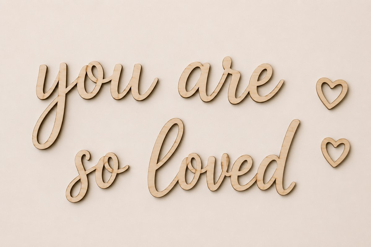 Houten Muurtekst "You Are So Loved" met Hartjes – Babykamer Wanddecoratie – 50 x 25 cm – Multiplex – Natuurlijke Houtkleur – Made to Order