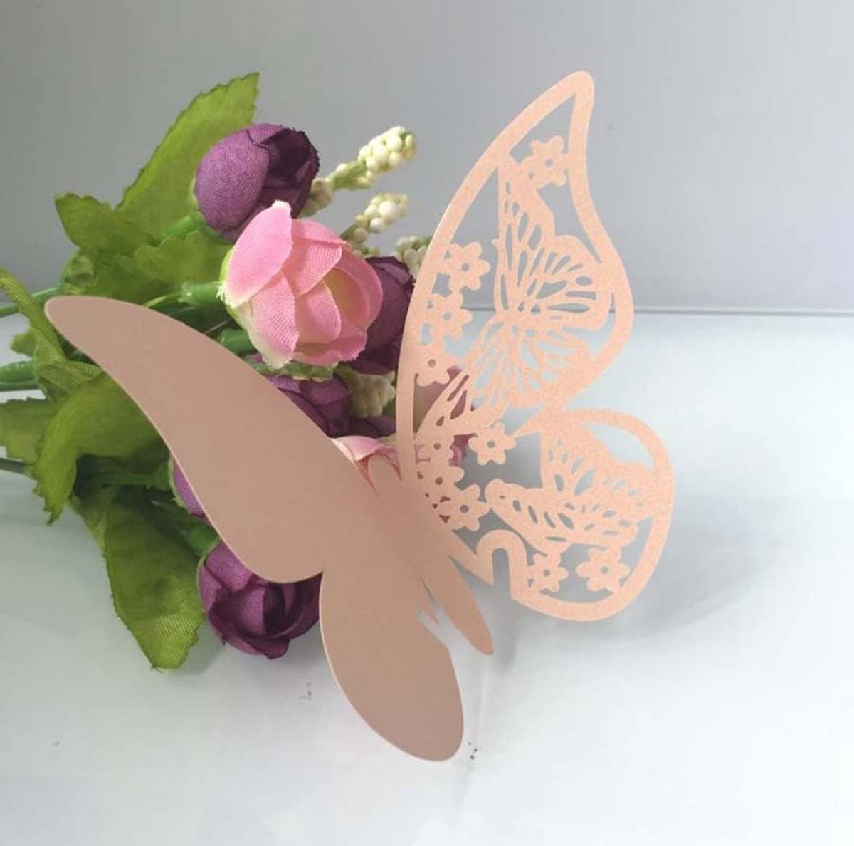 100 stuks vlindertrechterlier,tafelkaarten,naamkaarten,glazen hangers,muurstickers voor tafeldecoratie,bruiloft,feest,huisdecoratie,vlinder,tafelkaarten,laserplaatskaarten,naamkaarten,champagnekleur