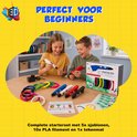 Jongen en meisje maken 3D-kunst met een rode en witte 3D-pen. Op tafel liggen 3D-pennen, filamenten, sjablonen en een starterkit.