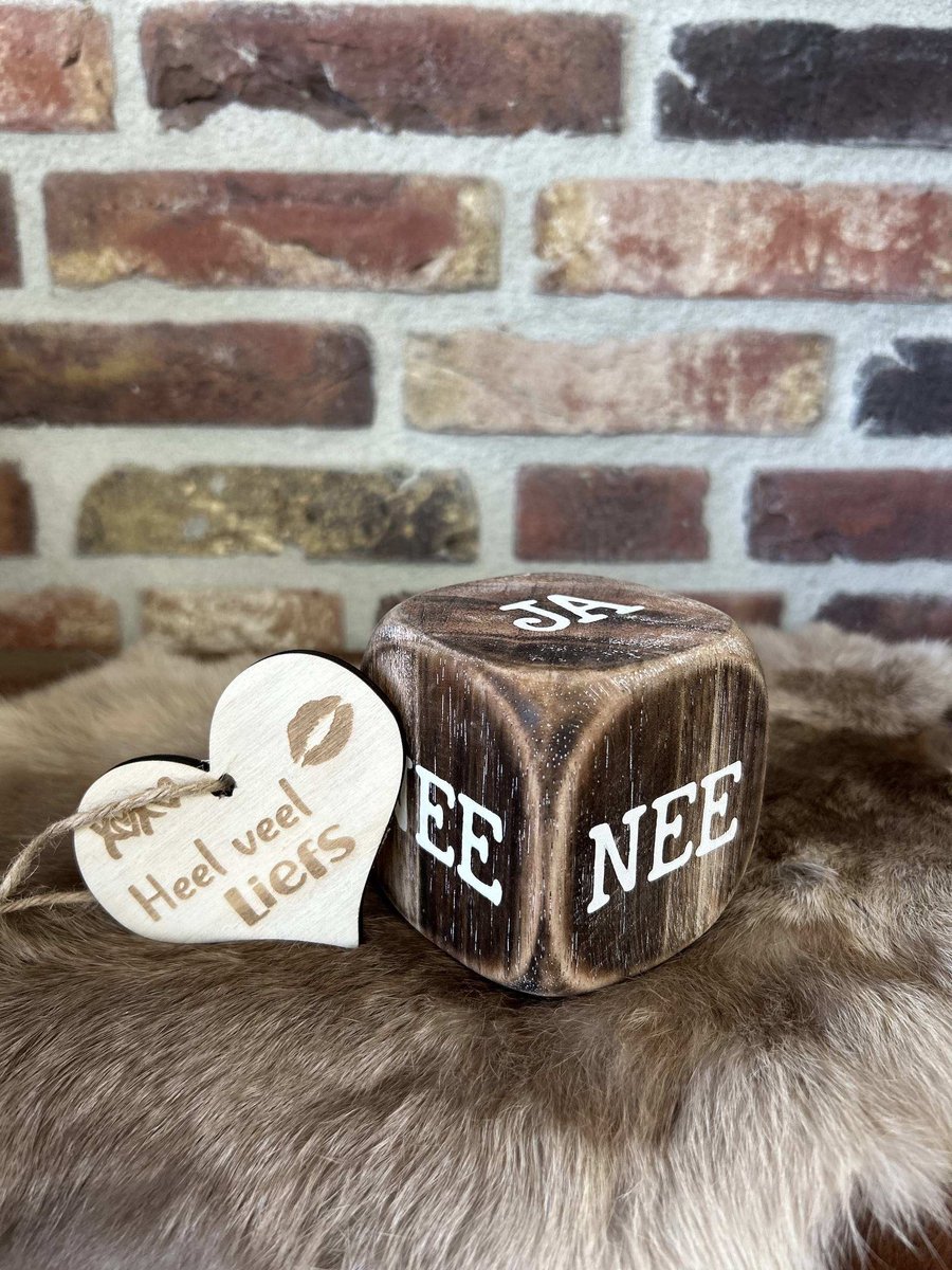 Creaties van hier – dobbelsteen ja nee - 8x8cm - natural - met houten hartje