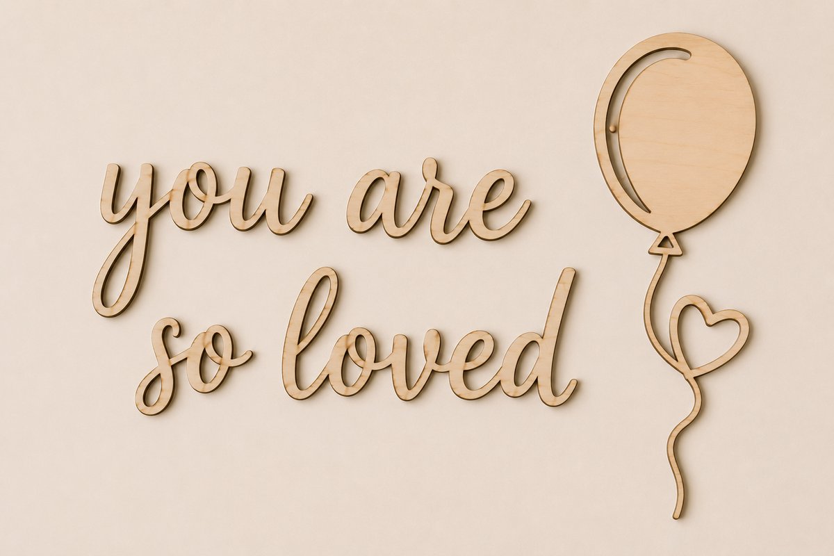 Houten Muurtekst "You Are So Loved" met Ballon – Babykamer Wanddecoratie – 50 x 25 cm – Multiplex – Natuurlijke Houtkleur – Made to Order