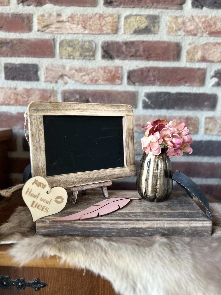 Creaties van hier – met houten hartje - Cadeau pakket met krijtbordje - 30x15 cm - krijtbordje - ezel - vaasje - bloemetje - dienblad met leren handvaten - roze veer