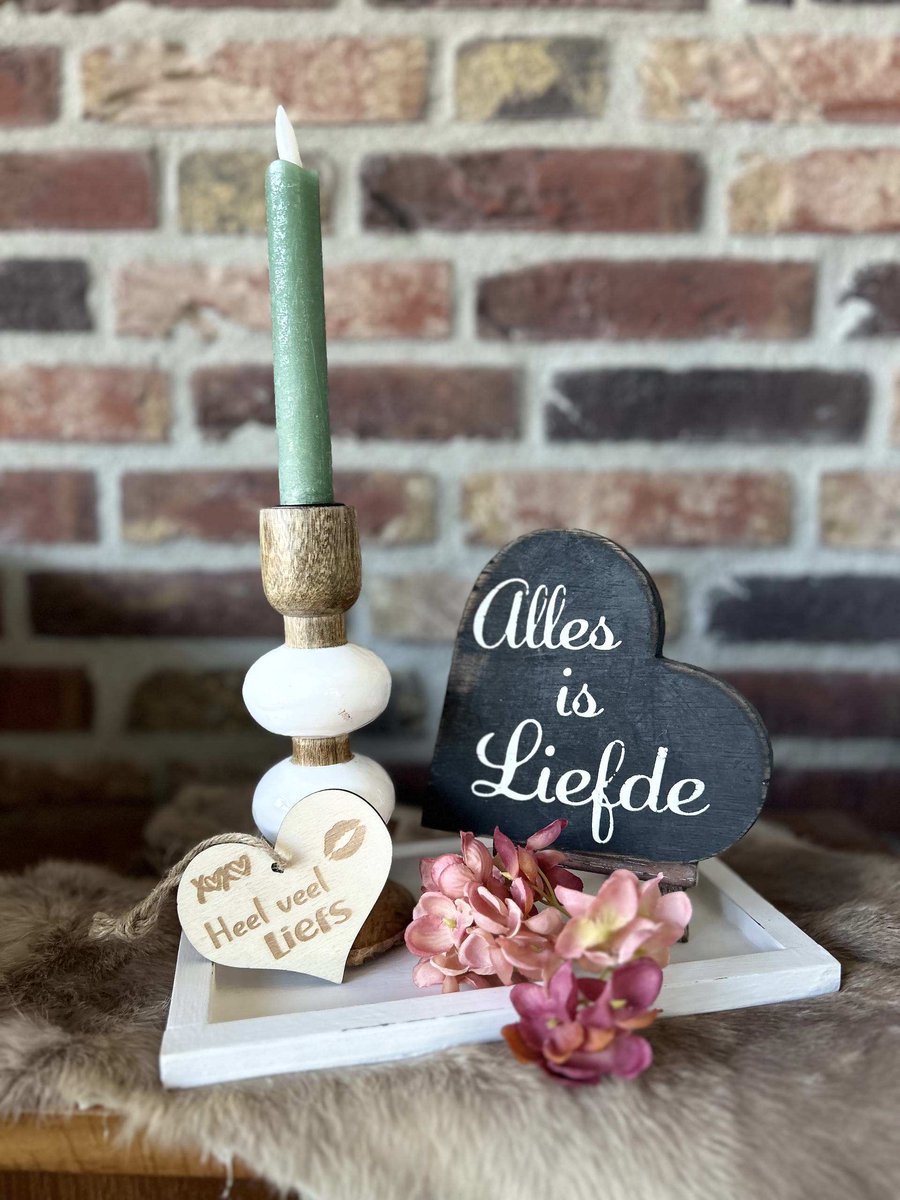 Creaties van hier – met houten hartje - Cadeau pakket Alles is liefde - dienblaadje wit - bloem - ezel - kandelaar - teksthart alles is liefde black