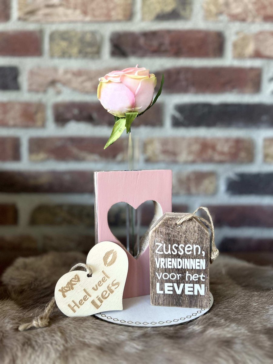 Creaties van hier – Cadeau pakket hangertje Zussen - Blok hart roze met buisje en roos – teksthanger zussen - met houten hartje -