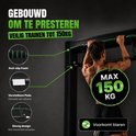 Man doet optrek oefening aan zwarte en groene optrekstang, met tekst 'Veilig trainen tot 150kg'.