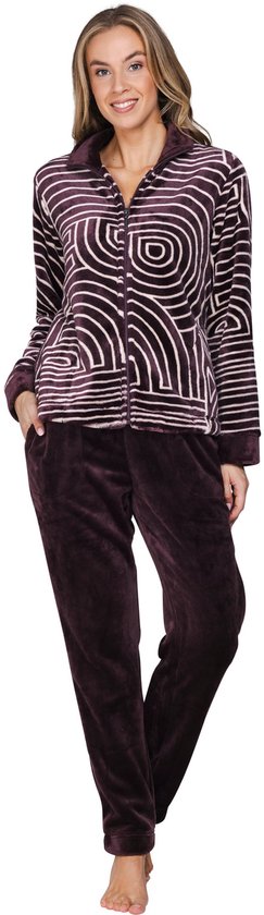 Model in een paars huispak met een cirkelvormig patroon en ritssluiting, met een paarse broek.