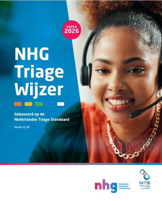 Omslag 'NHG Triage Wijzer Versie 2026'. Een lachende vrouw met koptelefoon en microfoon, versie 11.26.