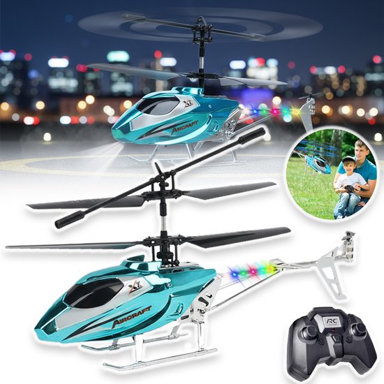 Twee blauwe RC-helikopters met gekleurde lichten, een met een man en kind op de achtergrond.