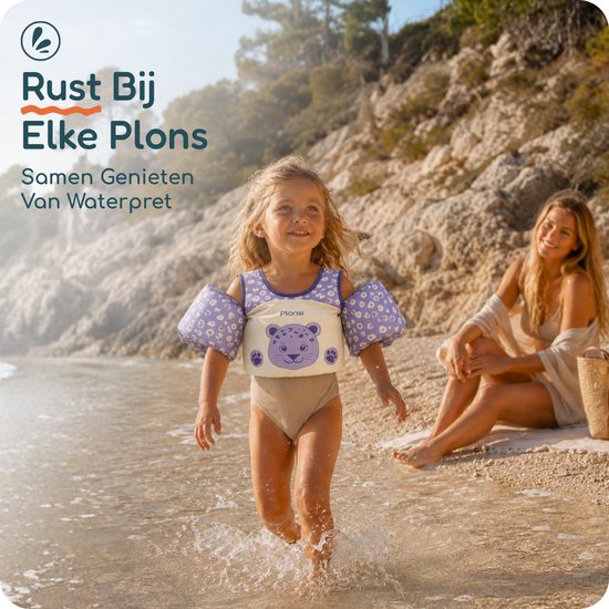 Meisje met een Plonsi zwemvest met panterprint in paars en beige met pantergezicht, op het strand.