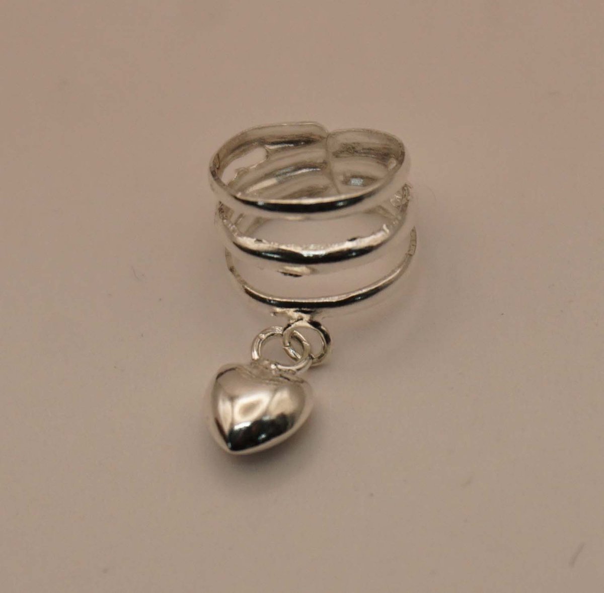 Sterling zilveren oorklem met hartje (per stuk) - hartje ear cliff gemaakt van 925 zilver - zilveren klem voor op schelp van oor met een hartje er aan - oorklem voor je liefje - silver ear cliff - ear cliff heart