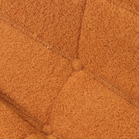 Gedetailleerde textuur van de oranje pluche stof van een zitzak.