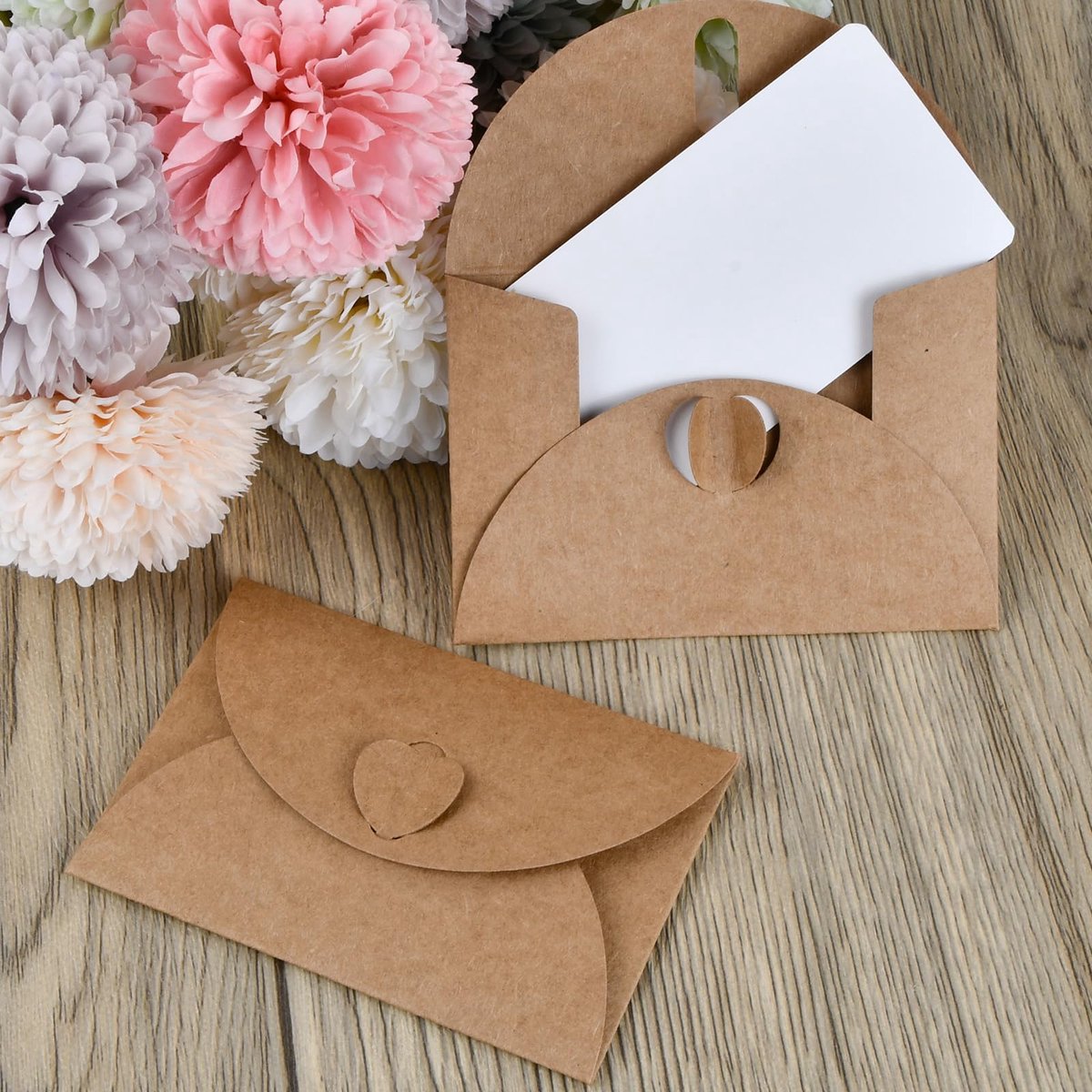 Kraft Kaarten Set 50 Stuks - Blanco Wenskaarten met Enveloppen - Kleine Cadeaukaartjes met Hartsluiting - Voor Bruiloft, Verjaardag, Bedankkaarten en DIY Creaties - Vintage Bruin en Wit