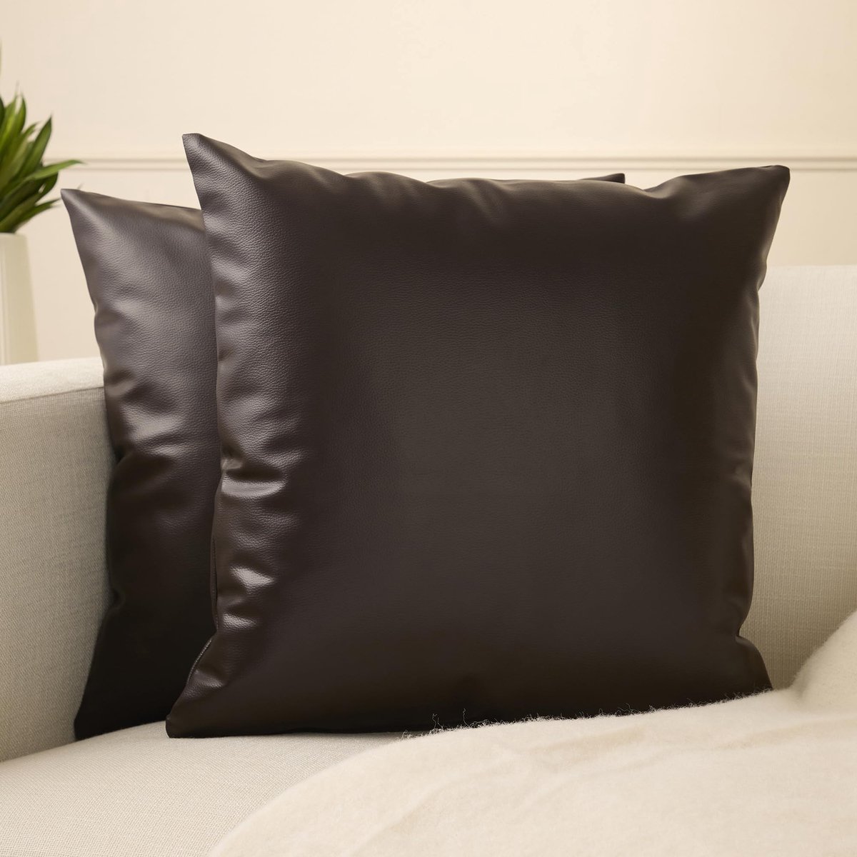 Omgoods - Set van 2 Faux Leather Kussenslopen - Donkerbruin 50x50cm
