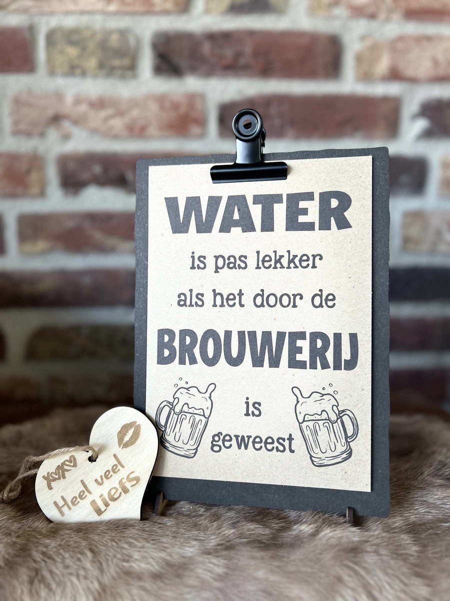 Creaties van hier – Klembord A5 met tekst water is pas lekker als het door de brouwerij is geweest - 24x17cm - zwart - met houten hartje -