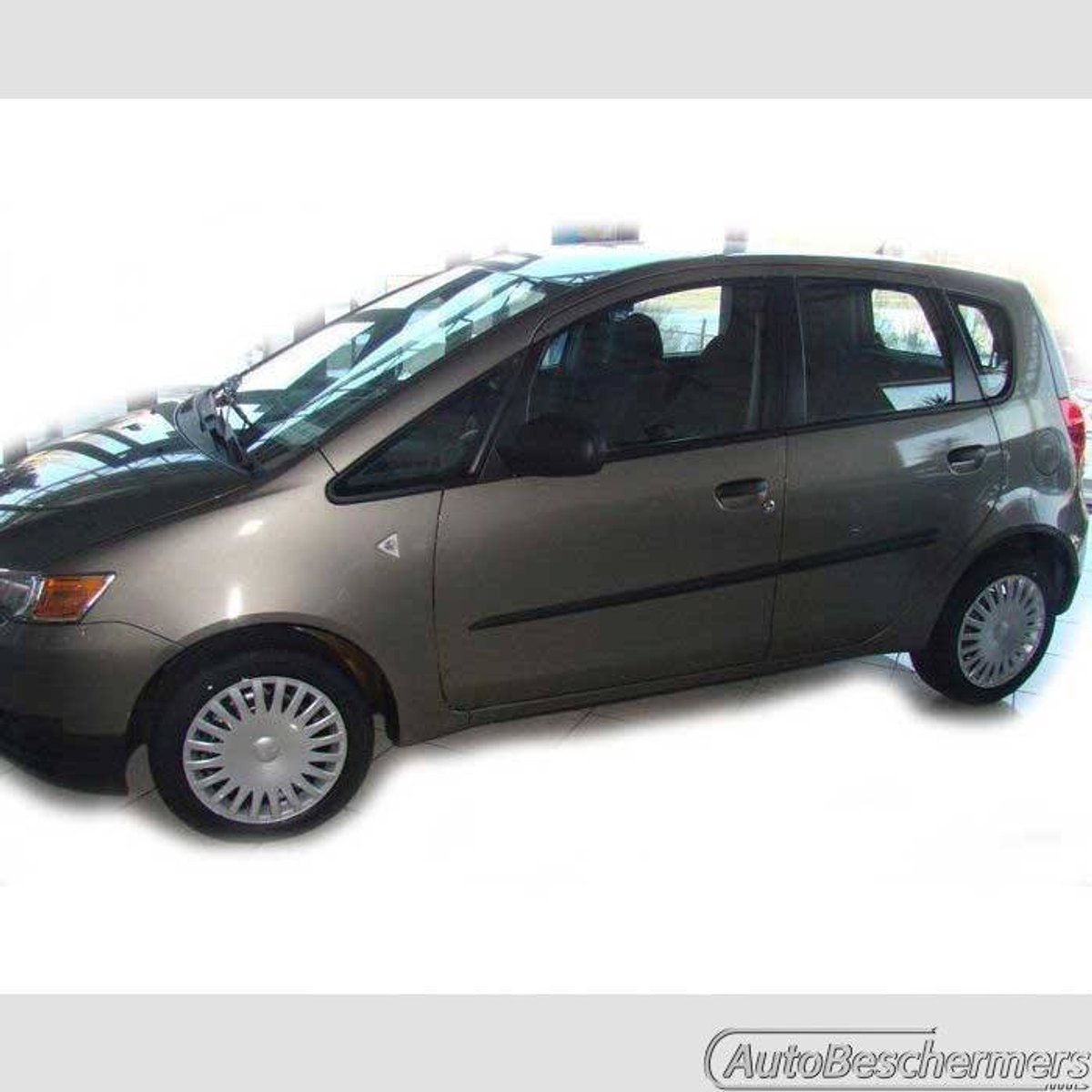 Stootlijsten set zwart voor Mitsubishi Colt 5-deurs 10.2008-2011. De stootstrips zijn zelfklevend. Set a 4 stuks (#0017)