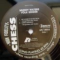 Zwart label van Muddy Waters Folk Singer vinyl, kant 1, met nummers.